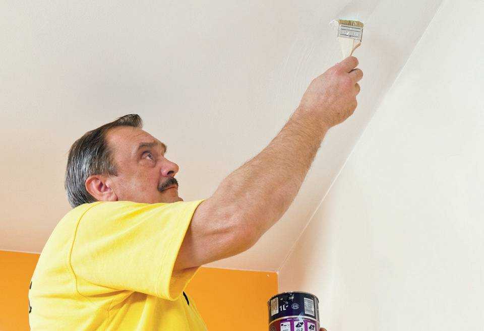 Как убрать пятна на потолке после затопления – варианты ремонта для разных видов потолков