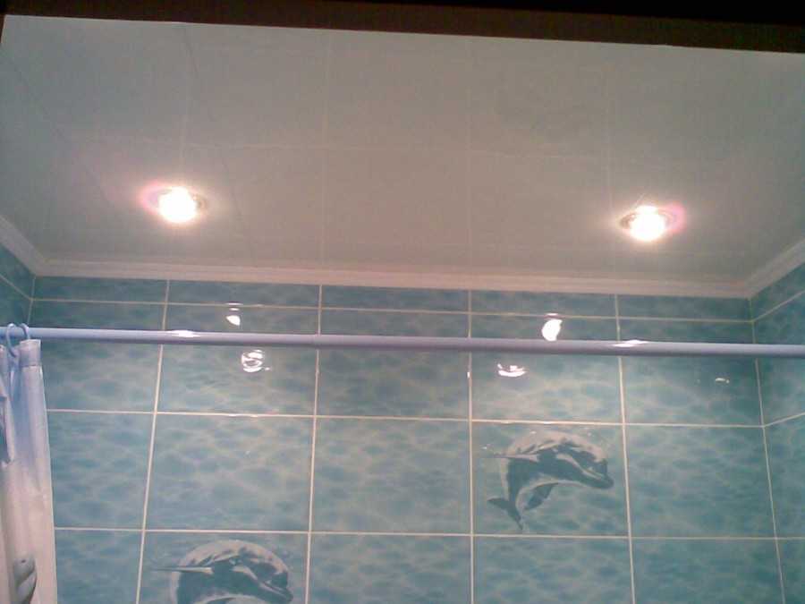 Потолок из пвх панелей в ванной комнате своими руками