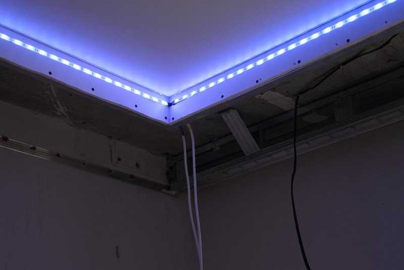 Монтаж светодиодной ленты на потолке: что необходимо для подключения, преимущества и недостатки, установка