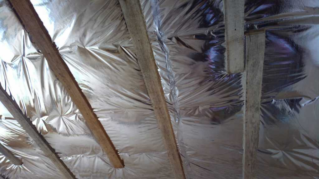 Какой стороной укладывать пароизоляцию к утеплителю на потолке в бане?