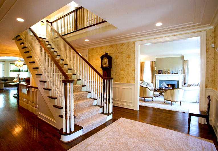 Второй этаж ремонт. Интерьер лестницы в частном доме. Лестница в двухэтажном доме. Красивые лестницы в загородных домах. Лестницы в интерьере загородного дома.