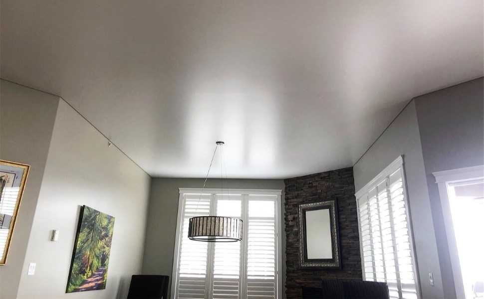 Сатиновые натяжные потолки (64 фото): плюсы и минусы, что это такое, белый глянцевый потолок в интерьере, отзывы