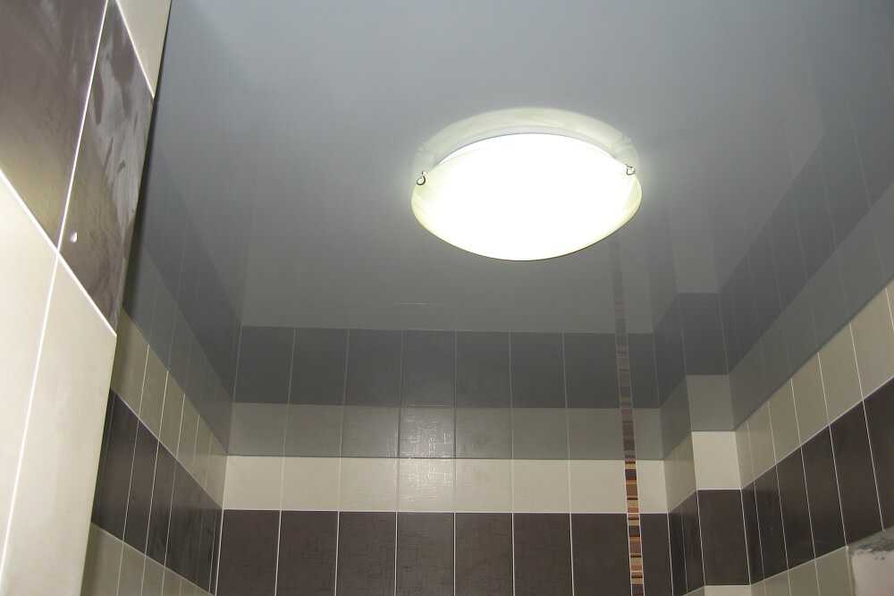 Тканевые натяжные потолки в ванной разбираем отзывы, плюсы и минусы: и какой лучше выбрать матовый или глянцевый