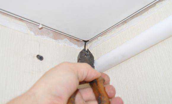 Как разобрать реечный потолок аккуратно?