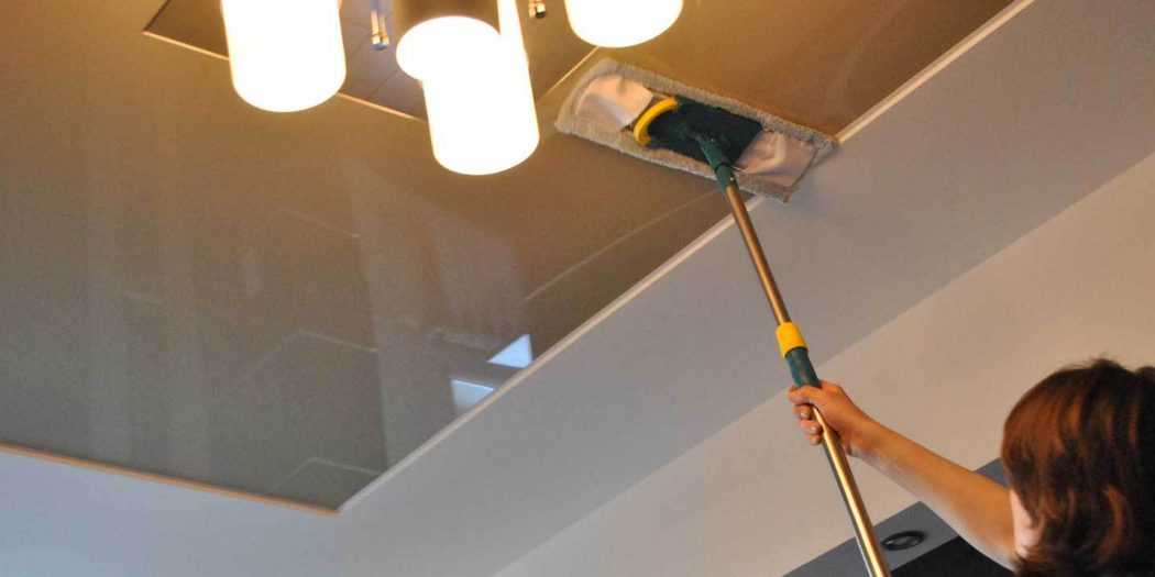 Правила по уходу за натяжными потолками: как ухаживать за глянцевыми, матовыми, сатиновыми и тканевыми поверхностями на кухне и в ванной в домашних условиях