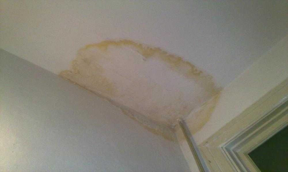 Пятна на потолке: как избавиться от следов протечек на поверхности