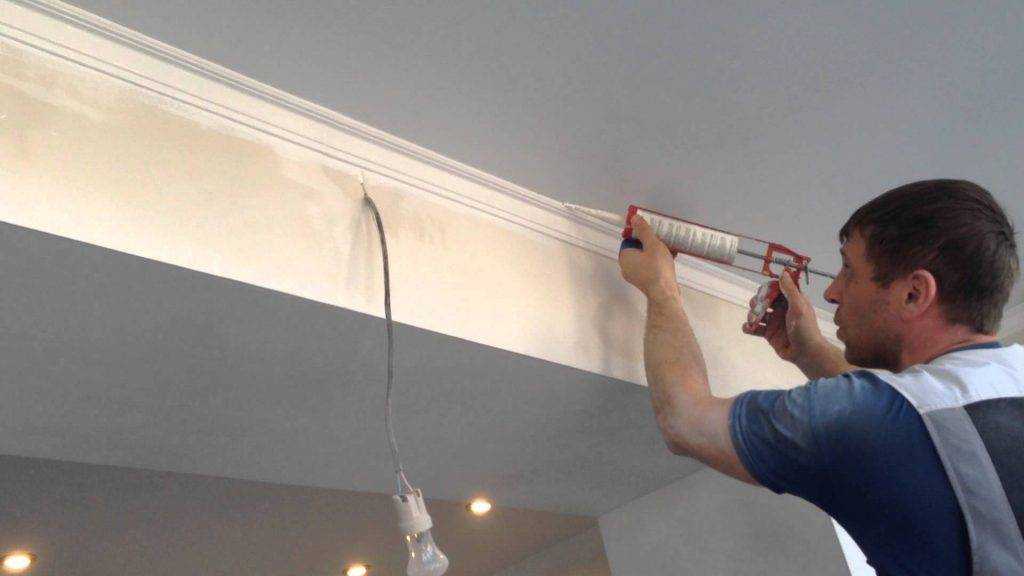 Как приклеить потолочный плинтус к натяжному потолку своими руками: правила монтажа
