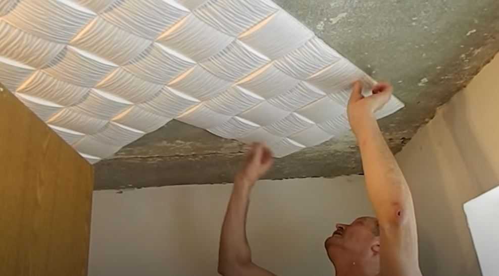 Как поклеить потолочную плитку на неровный потолок из пенопласта на клей и видео