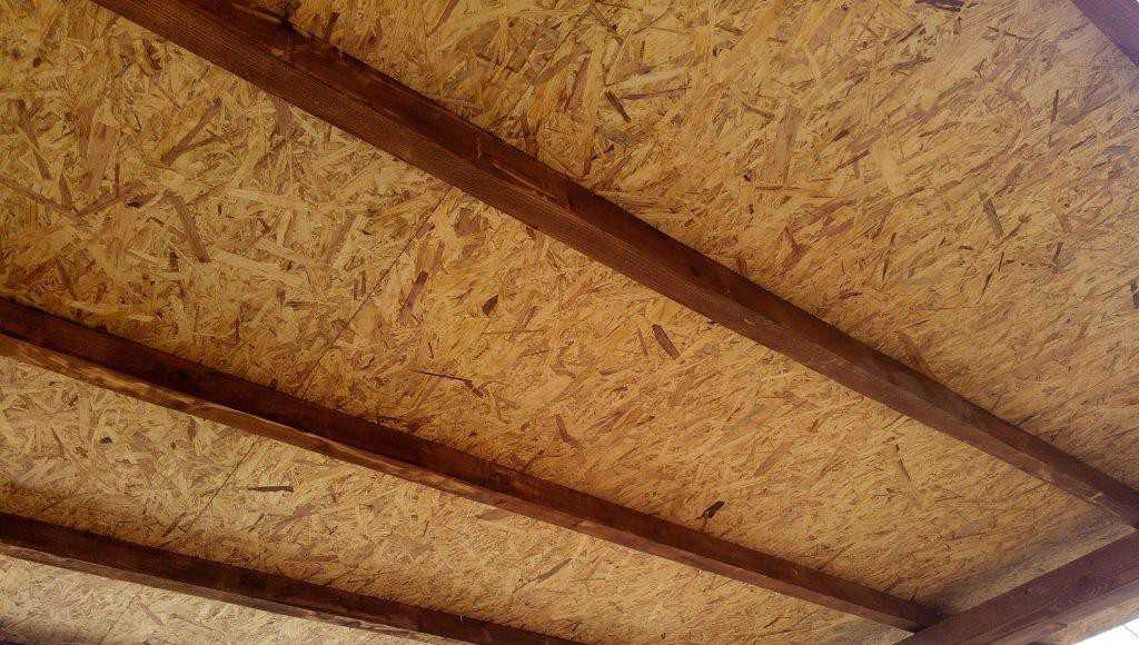Отделка чернового потолка из осб плит по деревянным балкам