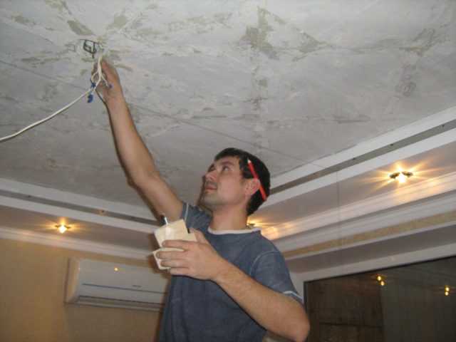 Монтаж одноуровневого натяжного потолка в квартире