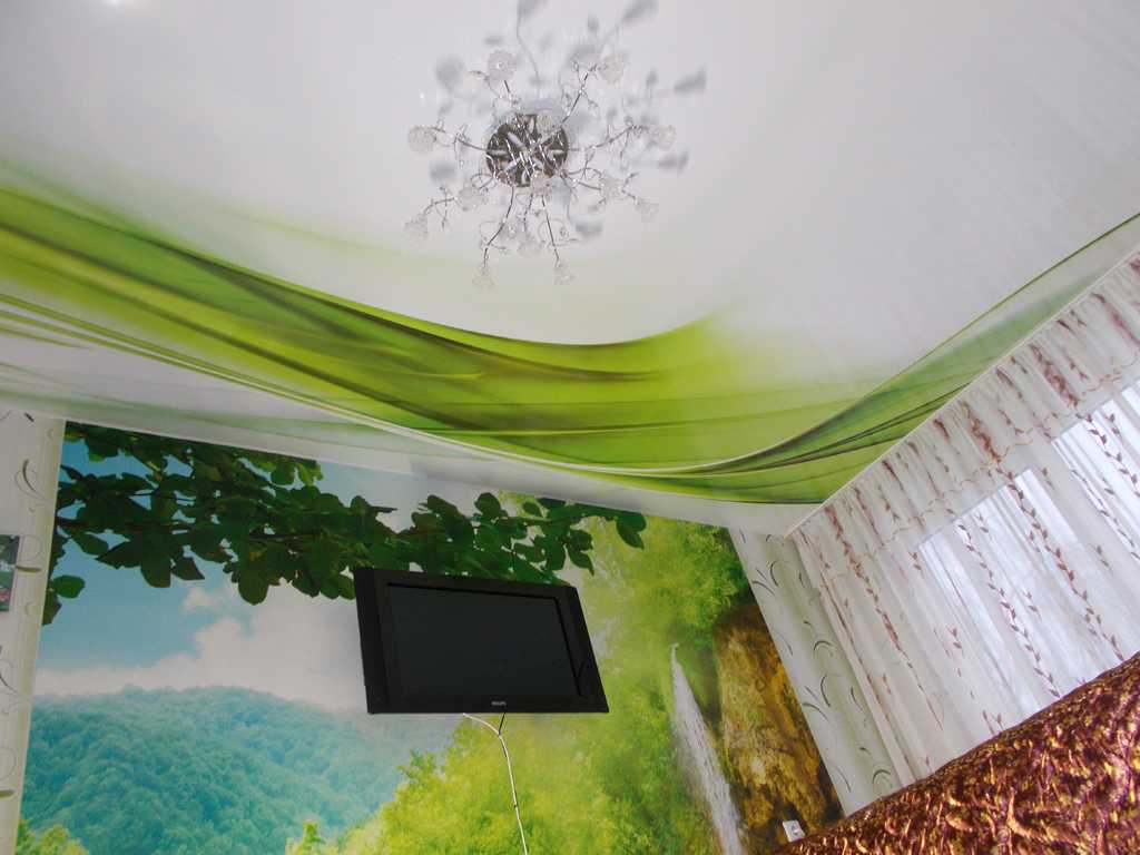 Натяжные потолки с фотопечатью (90 фото): потолочные покрытия с печатью, образцы для спальни и прихожей, варианты на стену