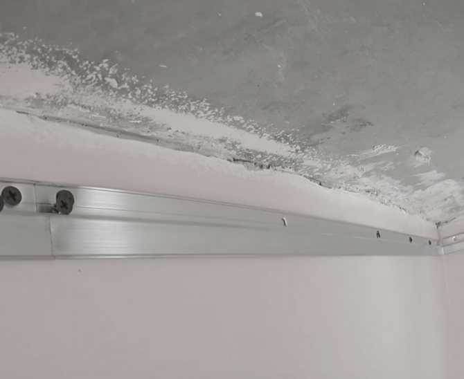 Крепим багеты на натяжной потолок (6 фото)
