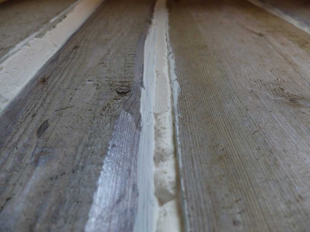 Заделываем трещины в деревянном. Щели между досками в полу. Щели в деревянном полу. Щели в деревянных полах. Заделать щели в полу.