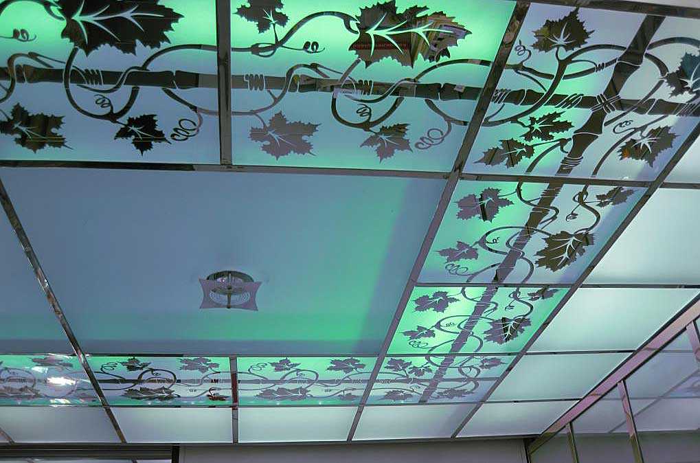 Стеклянный потолок с подсветкой: виды конструкций
