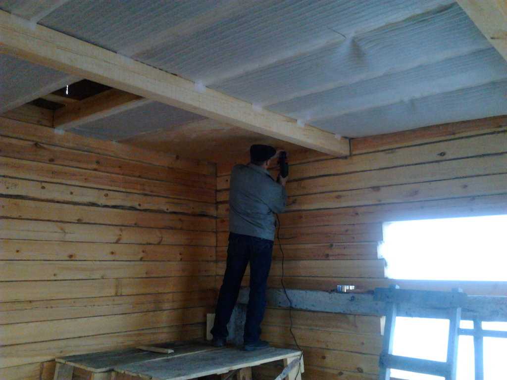 Отделка потолка в деревянном доме - идеи и варианты в 50 фото