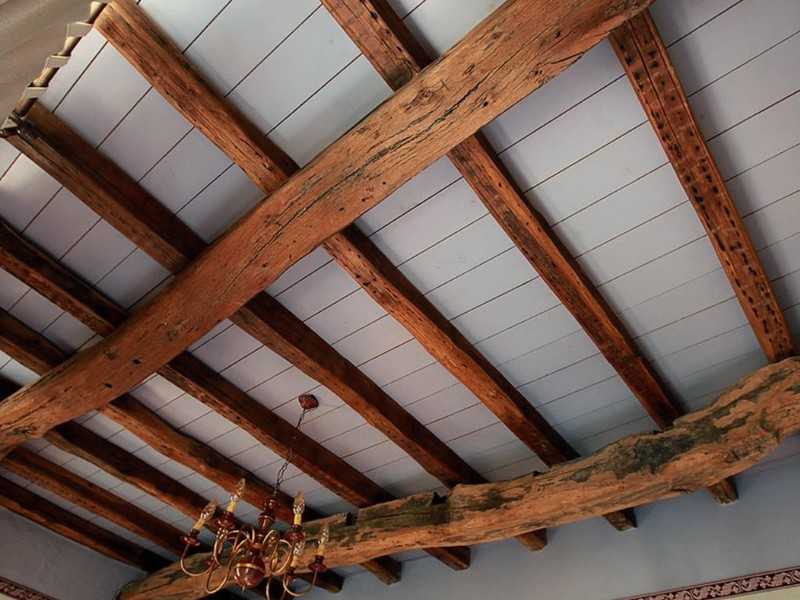 Чем можно отделать потолок деревянного дома