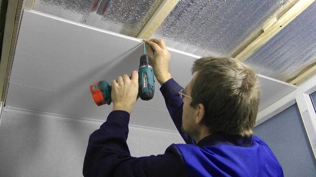 Как обшить потолок панелями пвх своими руками: инструменты, отделка пластиковыми изделиями
