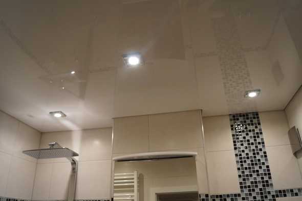 Натяжной потолок в ванной комнате: плюсы и минусы, а также нюансы выбора | дневники ремонта obustroeno.club