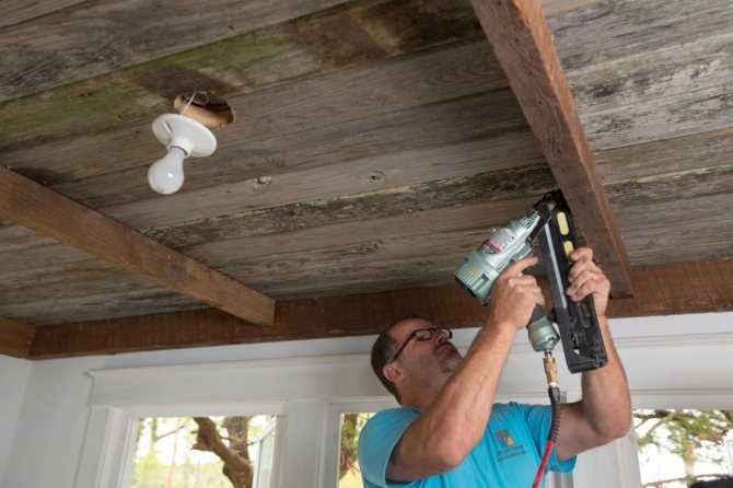 Чем сделать отделку потолка в деревянном доме – обзор материалов и способов отделки