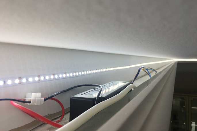 Как сделать подсветку светодиодной лентой внутри натяжного потолка своими руками