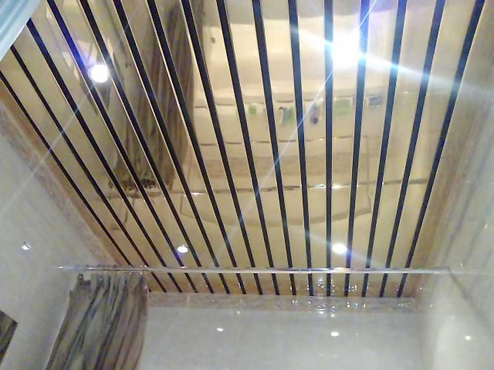 Натяжной потолок в туалете (7 фото)
