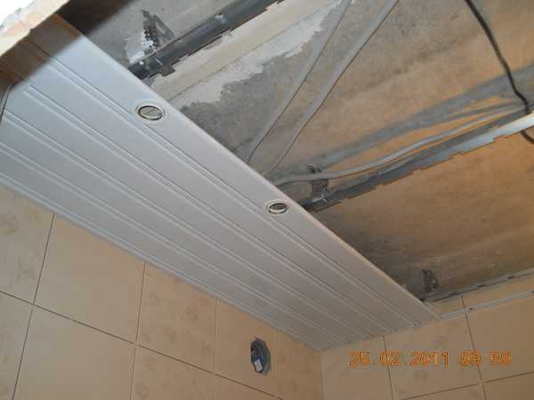 Реечный потолок в ванной комнате, монтаж своими руками
