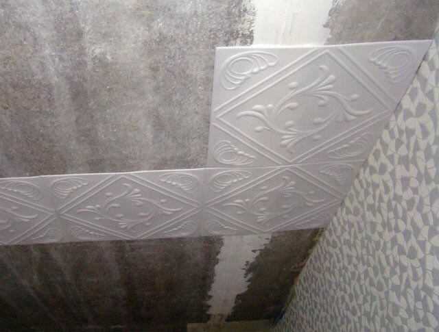 Применение потолочной плитки для отделки стен