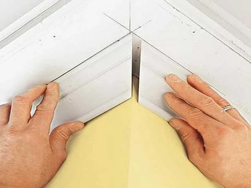 Как правильно резать углы потолочного плинтуса с помощью стусла и без него