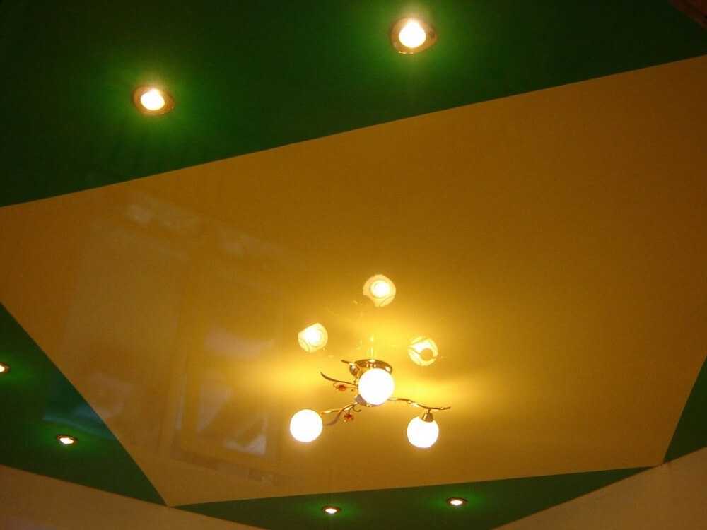 Двухцветные натяжные потолки: фото, спайка швов и дизайн из двух цветов