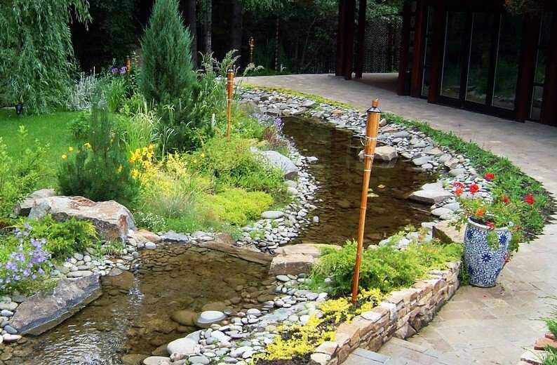 Сухой ручей из камней и цветов – ландшафтный дизайн пересохшего русла
