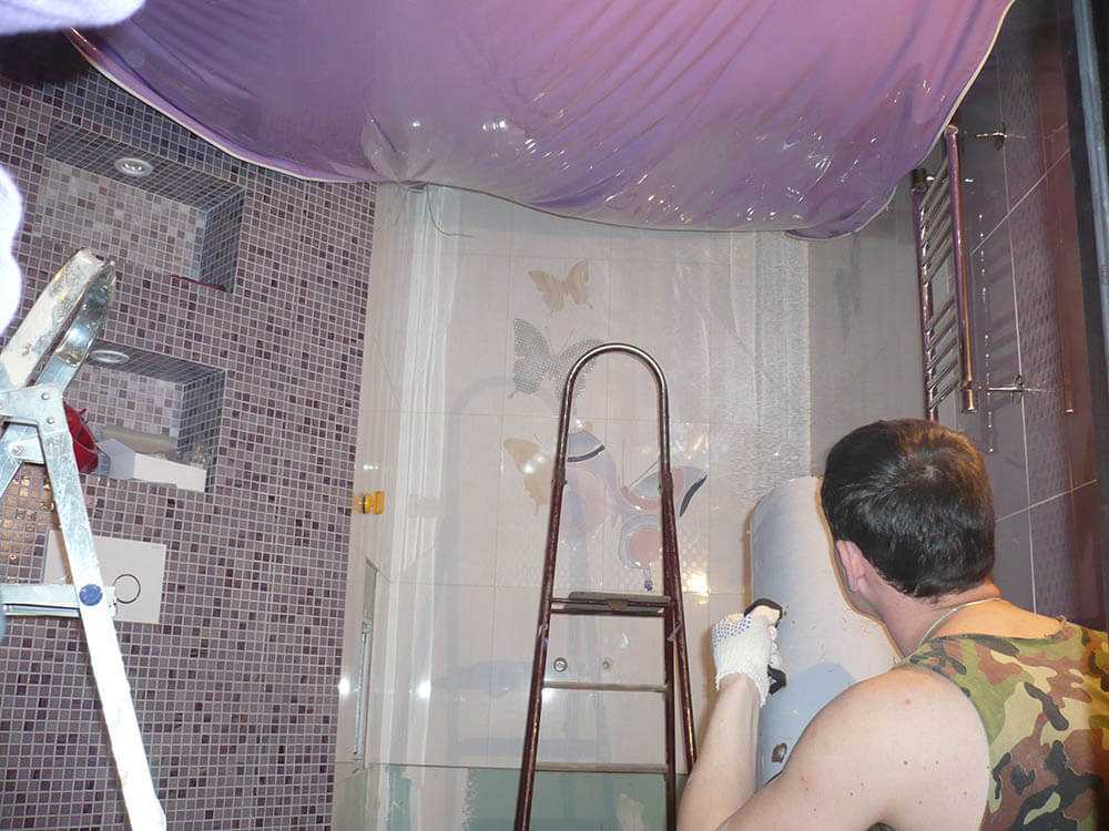 Тканевые натяжные потолки в ванной разбираем отзывы, плюсы и минусы: и какой лучше выбрать матовый или глянцевый