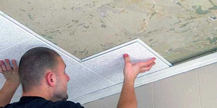 Как поклеить потолочную плитку на потолок правильно своими руками, подробная инструкция, видео и фото процесса