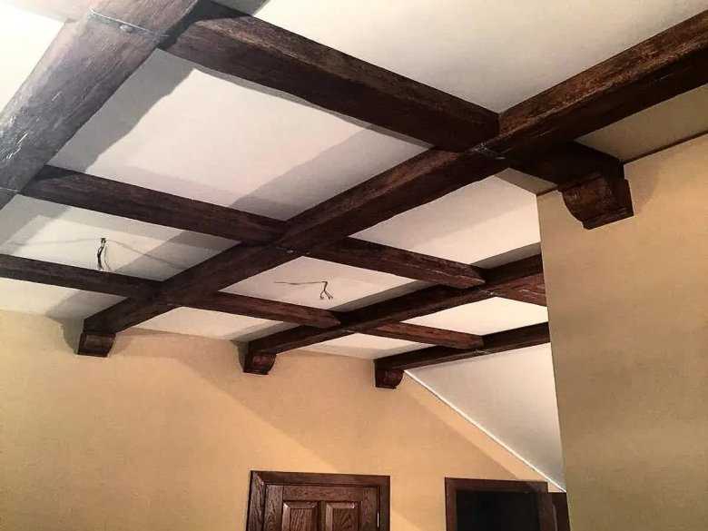 Потолок в деревянном доме: тонкости оформления интерьера