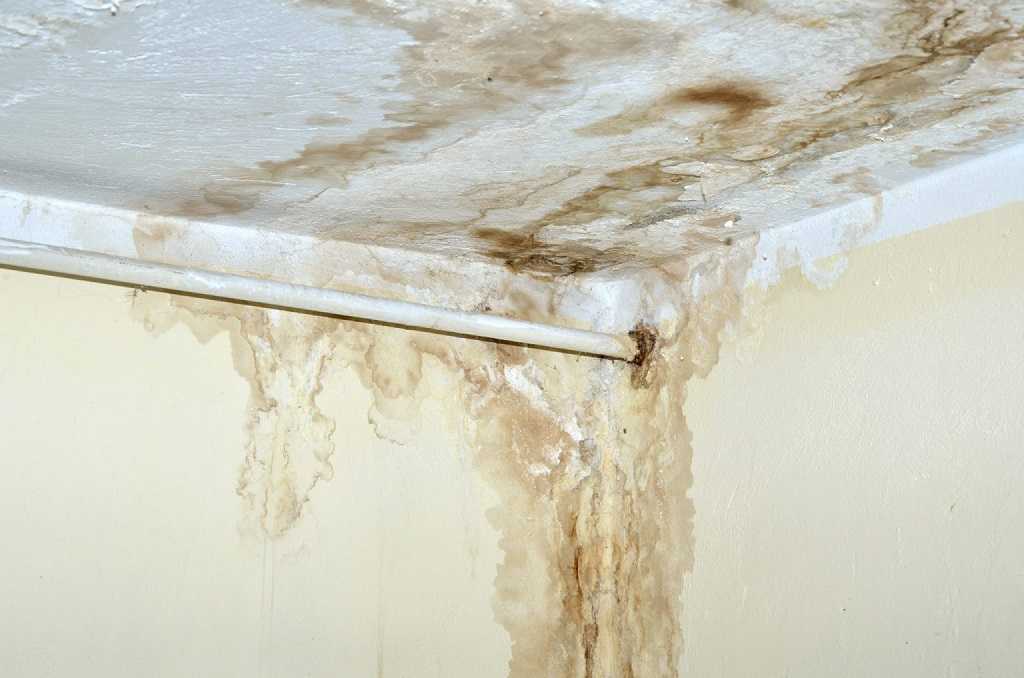 Как убрать желтые пятна на потолке после затопления?