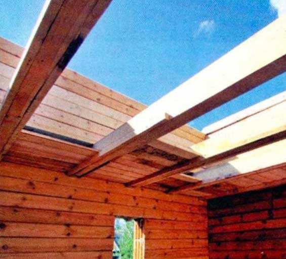 Низкий потолок в деревянном доме — как его поднять?