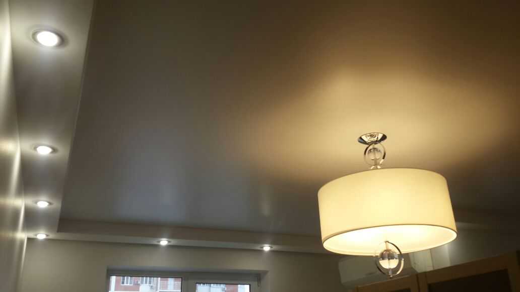Потолки из гипсокартона с точечными светильниками фото в зале