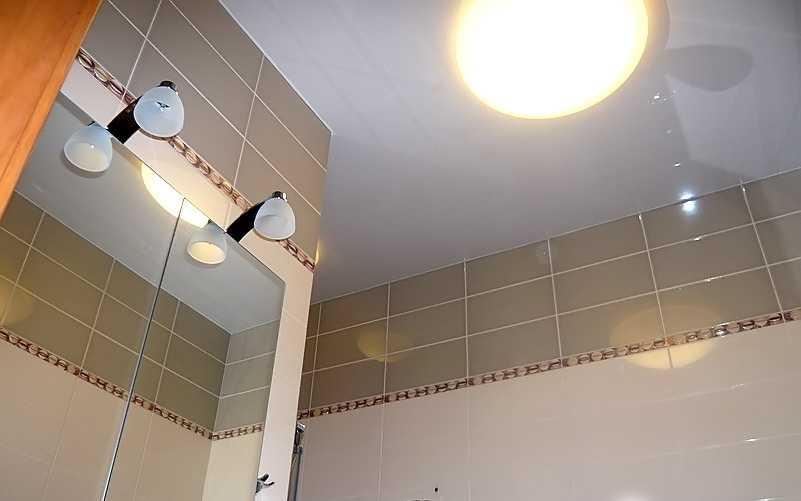Освещение в ванной комнате с натяжным потолком (50 фото): как расположить светодиодные точечные светильники и люстры?