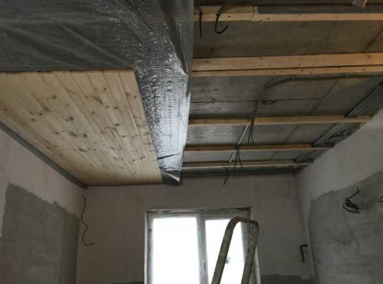 Пароизоляция и гидроизоляция потолка в деревянном перекрытии в ванной