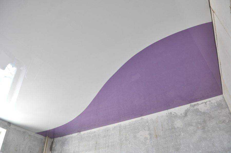 Натяжные потолки двух цветов криволинейные спайки