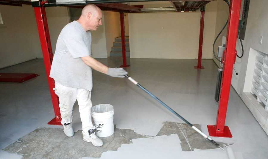 Наливной пол для гаража лучше делать в два слоя: 1 слой - наливной слой на цементной основе для выравнивания и упрочнения поверхности, 2-й слой - полимерное покрытие