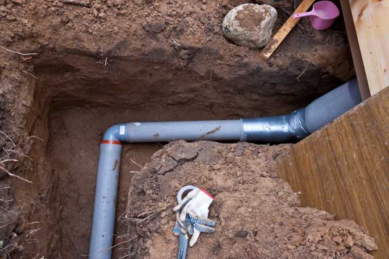 Во дворе частного дома можно своими силами смонтировать водопровод В материале описано, как и на какой глубине проложить водопроводную трубу под землей, а так же перечислены все этапы выполнения работ