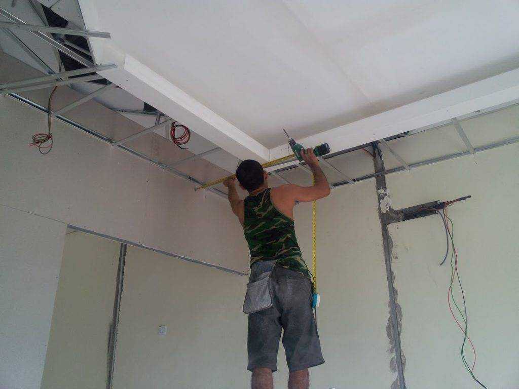 Выравнивание потолка – как выровнять потолок при помощи штукатурки, шпаклевки и гипсокартона (110 фото)