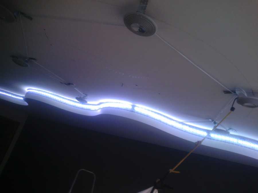 Как сделать установку и монтаж светодиодной ленты на потолке: особенности крепления, смотрите фото +видео