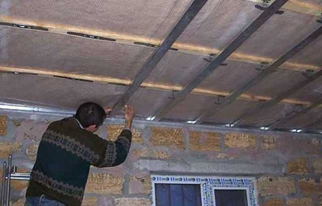 Какой стороной и как правильно укладывать пароизоляцию на потолок