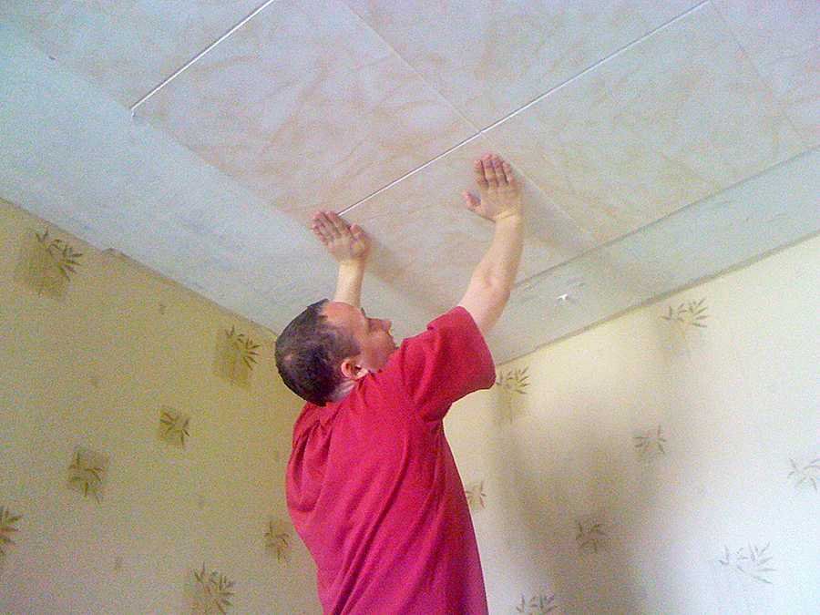 Как приклеить потолочную плитку на потолок: пошаговая инструкция и видео