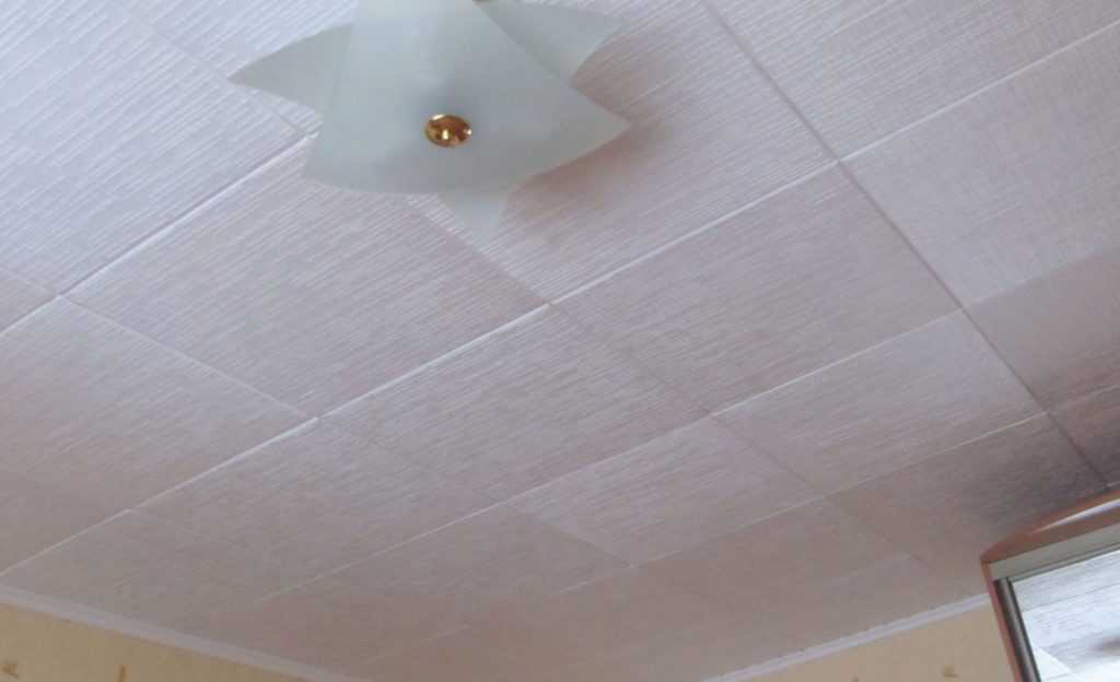 Какой бывает потолочная плитка из пенополистирола, и как правильно крепить ее к потолку