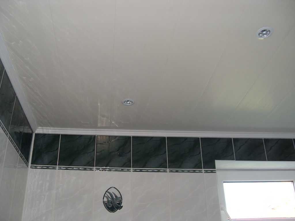 Пластиковый потолок в ванной - инструкция по монтажу, из пластиковых панелей,пластиковые потолки сделать,отделка потолка пластиковыми панелями,фото,ремонт.