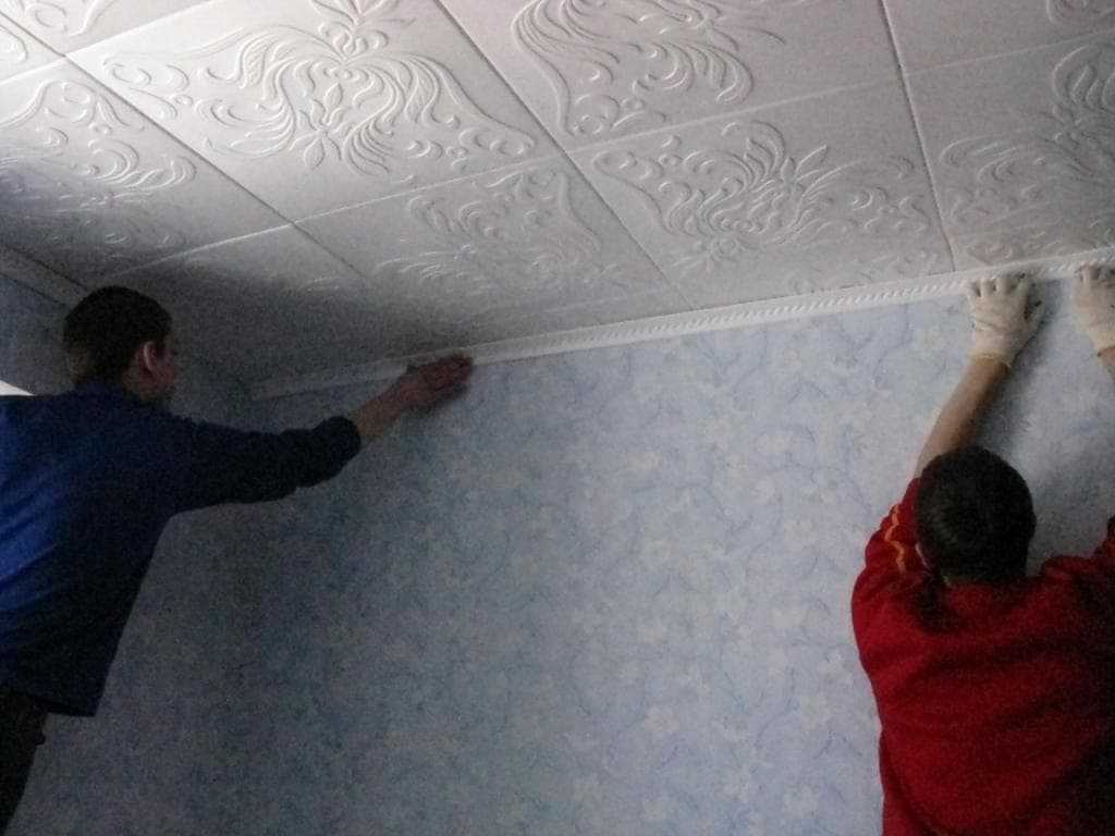 Чем приклеить потолочную плитку из пенопласта - всё о ремонте потолка