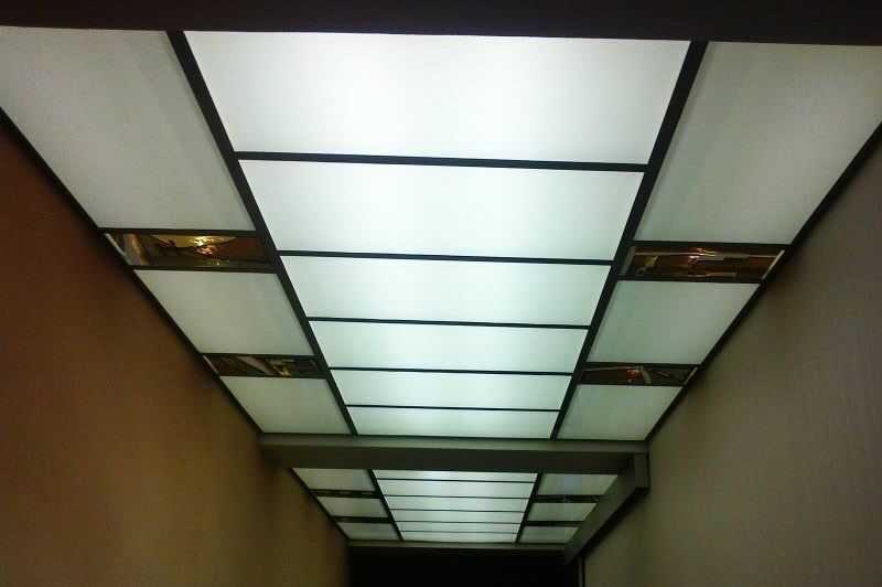 Стеклянный подвесной потолок, особенности матового и прозрачного материала, как правильно выбрать стекловолокно