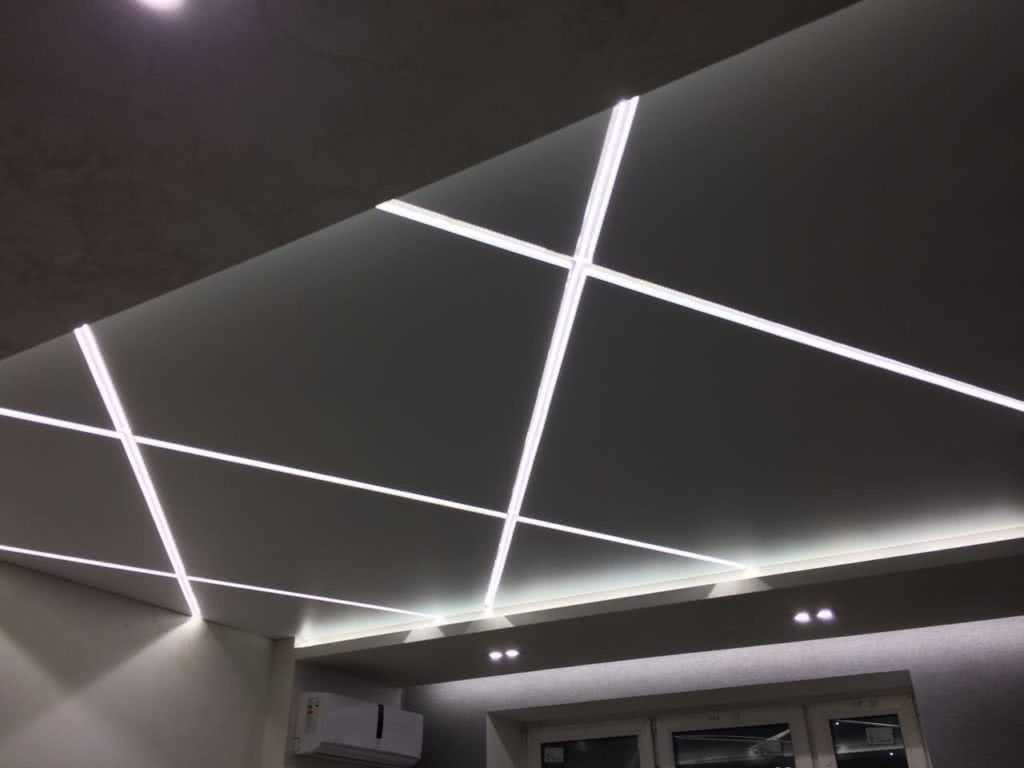 Световые линии на натяжном потолке: как делают потолки с парящими светящимися полосами